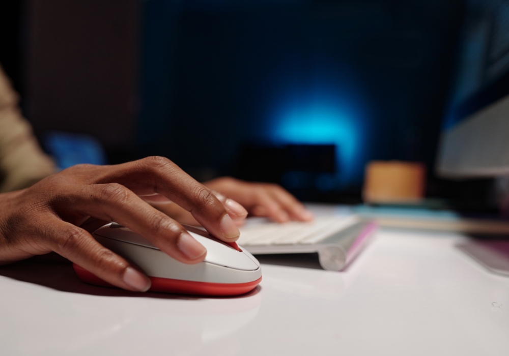 A Síndrome do “Clique Contínuo”: Como a força excessiva no mouse destrói sua articulação